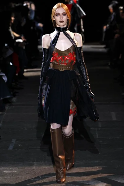 Look 11